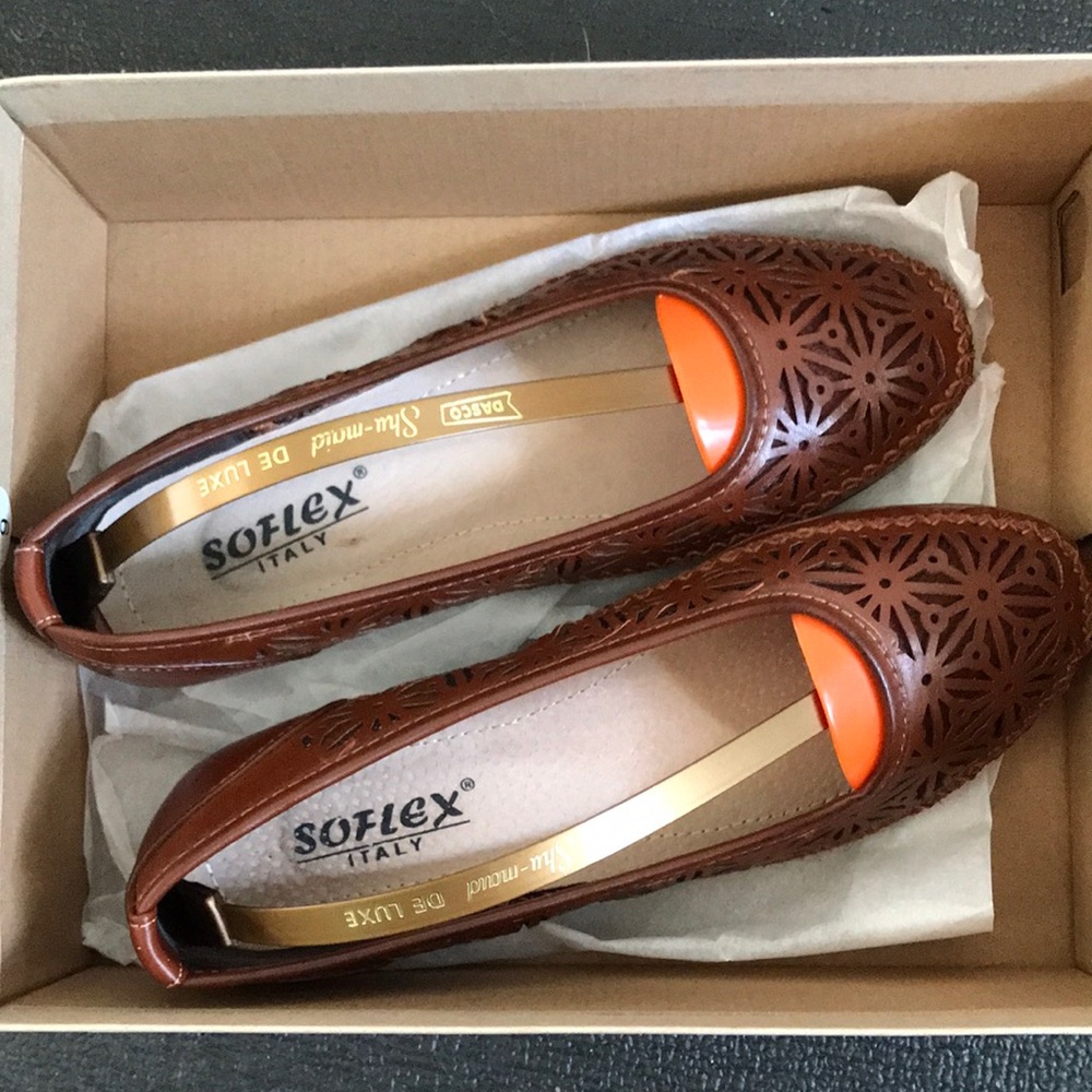 Women's Brown Cut-Out Flats